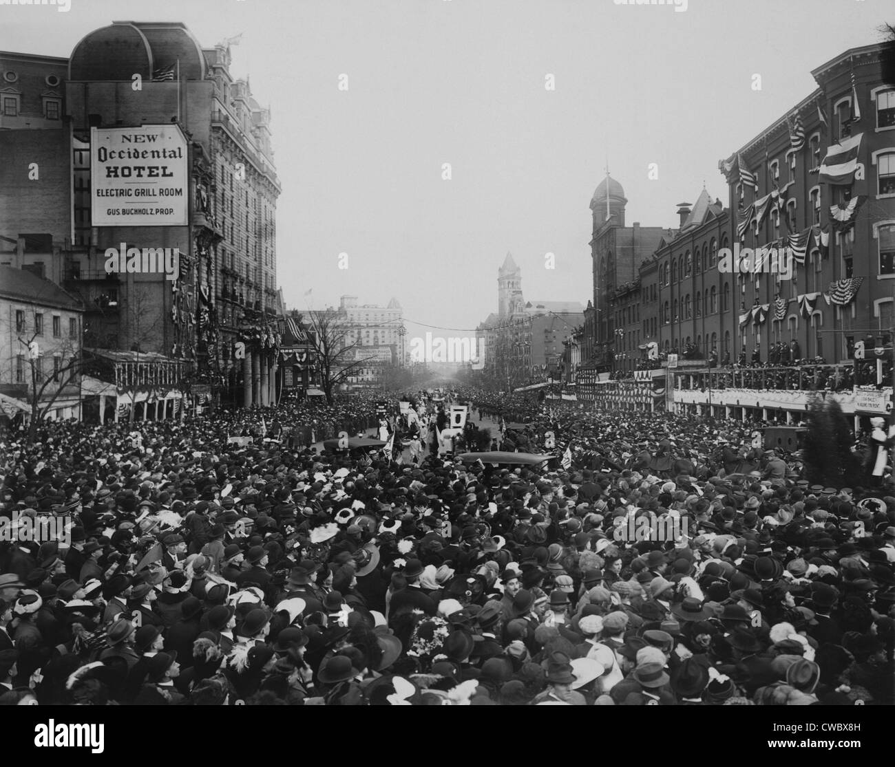 Ungeordnete Menge bei der Suffragetten-Parade in Washington, D.C., am Vortag Woodrow Wilsons erste Einweihung. Paradieren Stockfoto