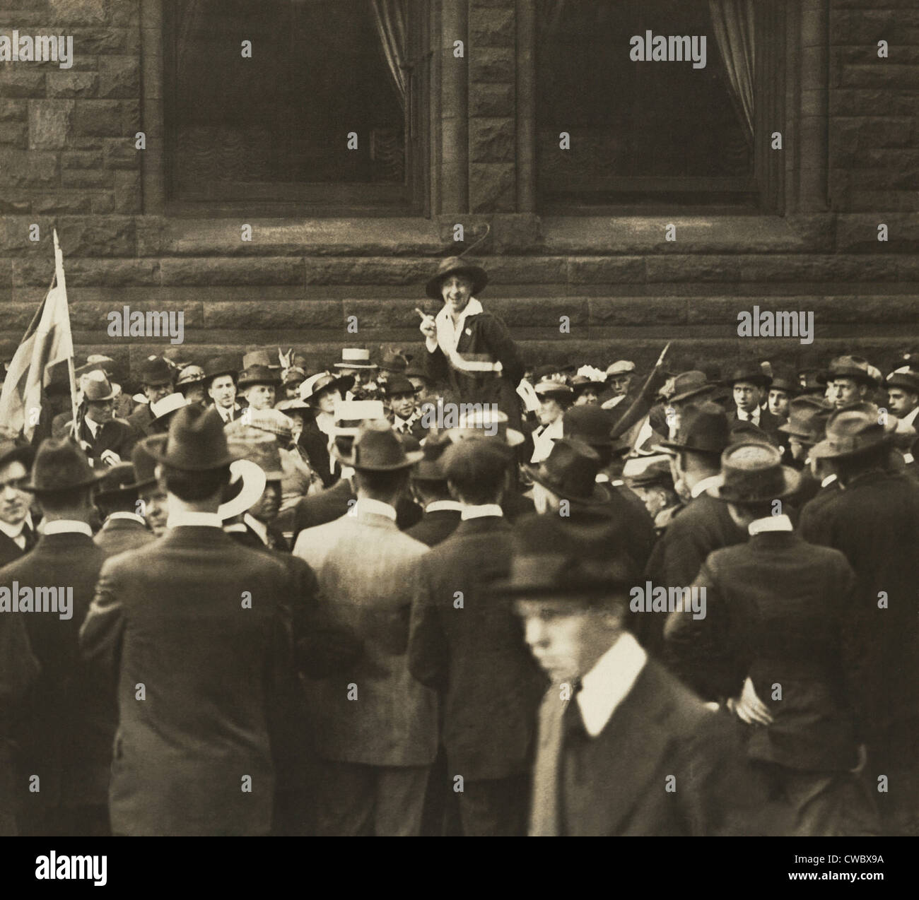 Suffragette Mabel Vernon im Gespräch mit großen Schar von Männern in Chicago eine Open-Air-Sitzung. Neben ihrer Geschenke als Redner Stockfoto