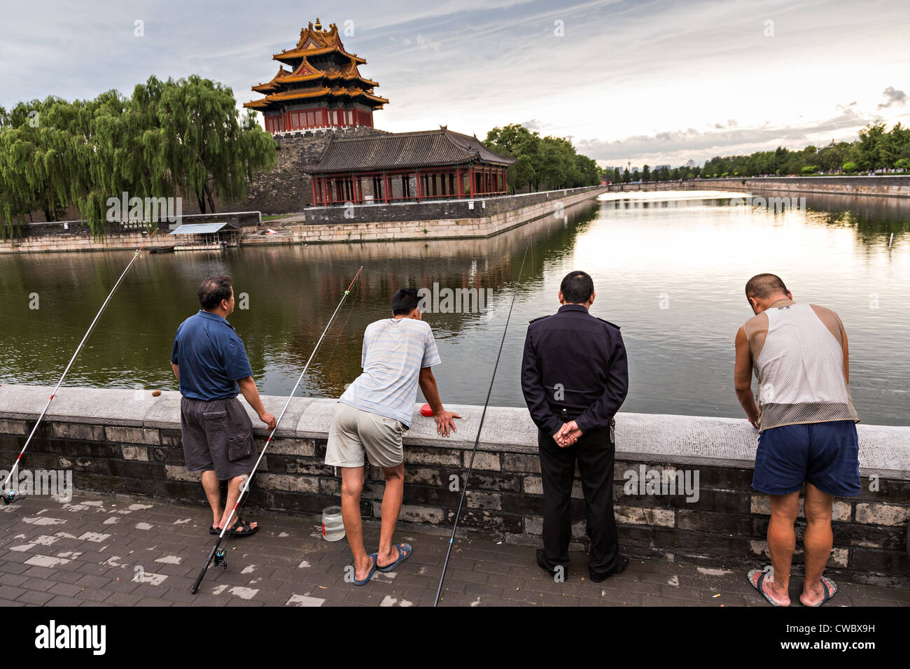 Beijing Bewohner Fisch entlang des Grabens in der Nähe von Pfeil Turm des Palastes der verbotenen Stadt Stockfoto