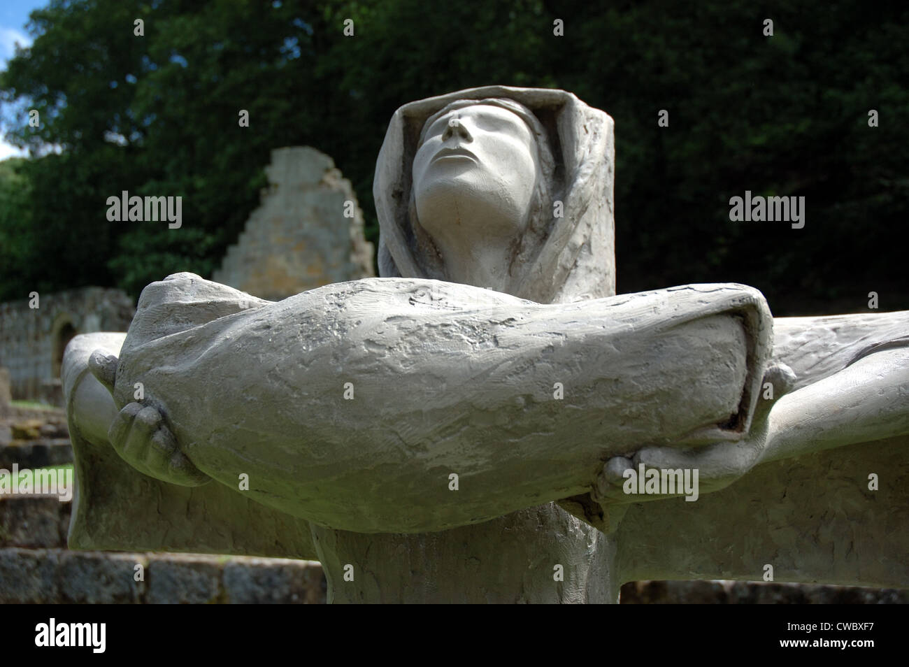 Madonna des Kreuzes Skulptur am Mount Grace Priory, Northallerton, North Yorkshire, UK Stockfoto