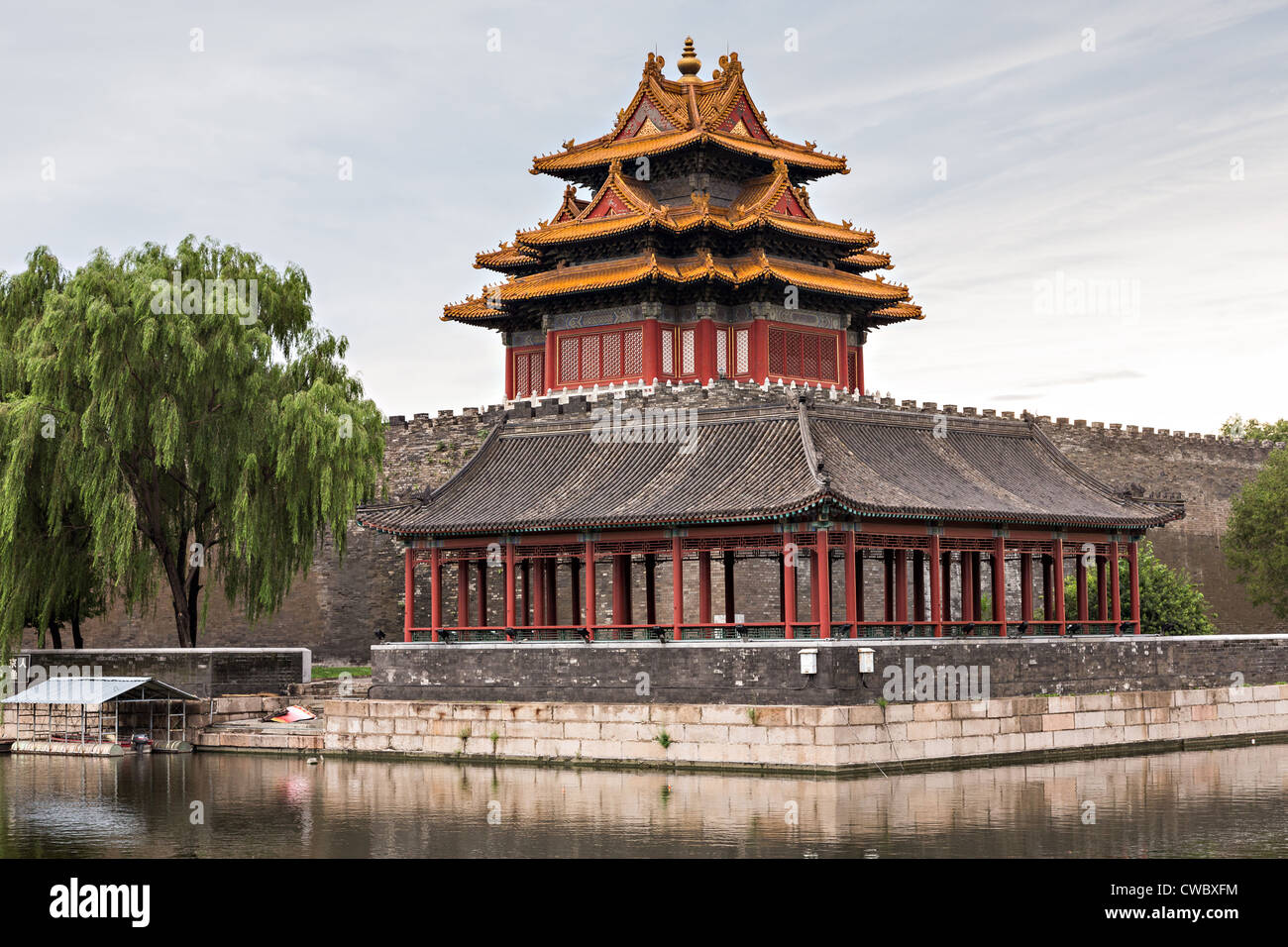 Der Pfeil Turm des Palastes der verbotenen Stadt in Peking bei einem Sommerabend Stockfoto