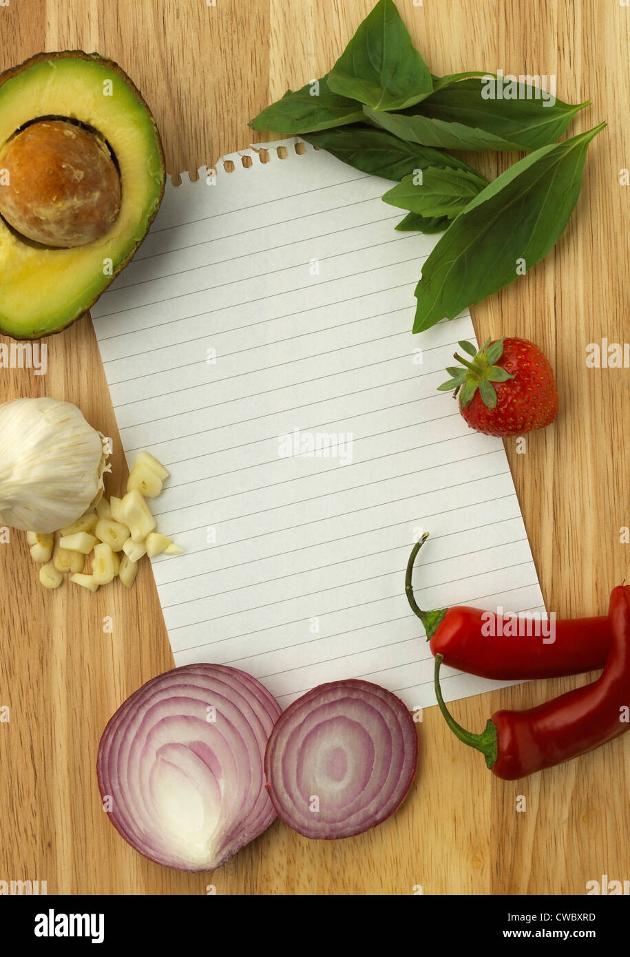 Leeres Blatt Papier umgeben von Gemüse Stockfoto