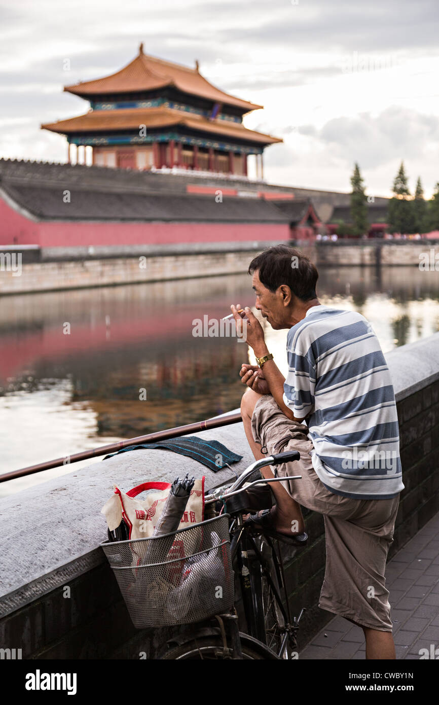 Beijing Bewohner Fisch entlang des Grabens in der Nähe von Pfeil Turm des Palastes der verbotenen Stadt Stockfoto