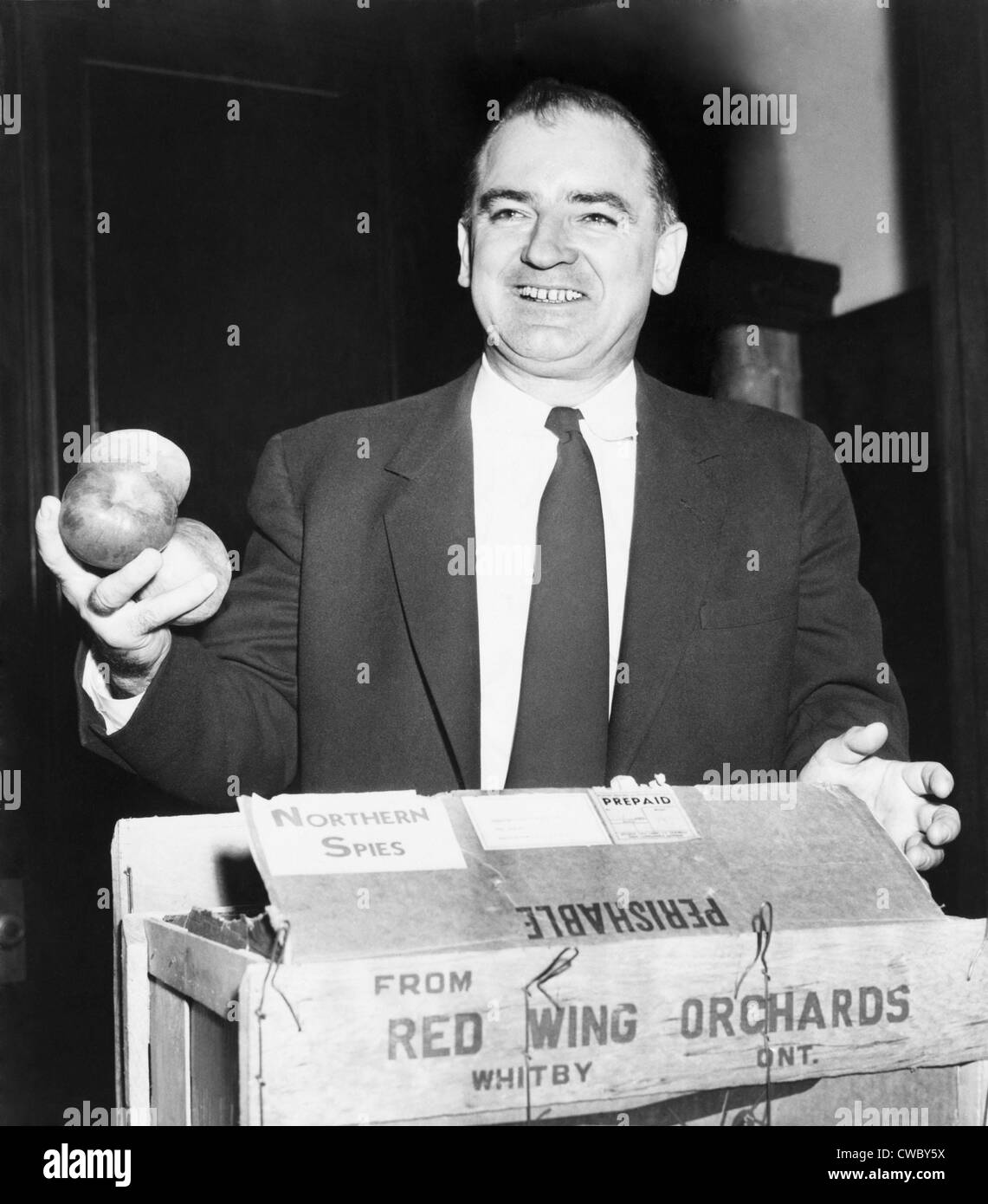 Joseph McCarthy (1908 – 1957), lachend, als er drei nördlichen Spy Äpfel an der berühmten Jäger des kommunistischen Infiltratoren gesendet hat Stockfoto