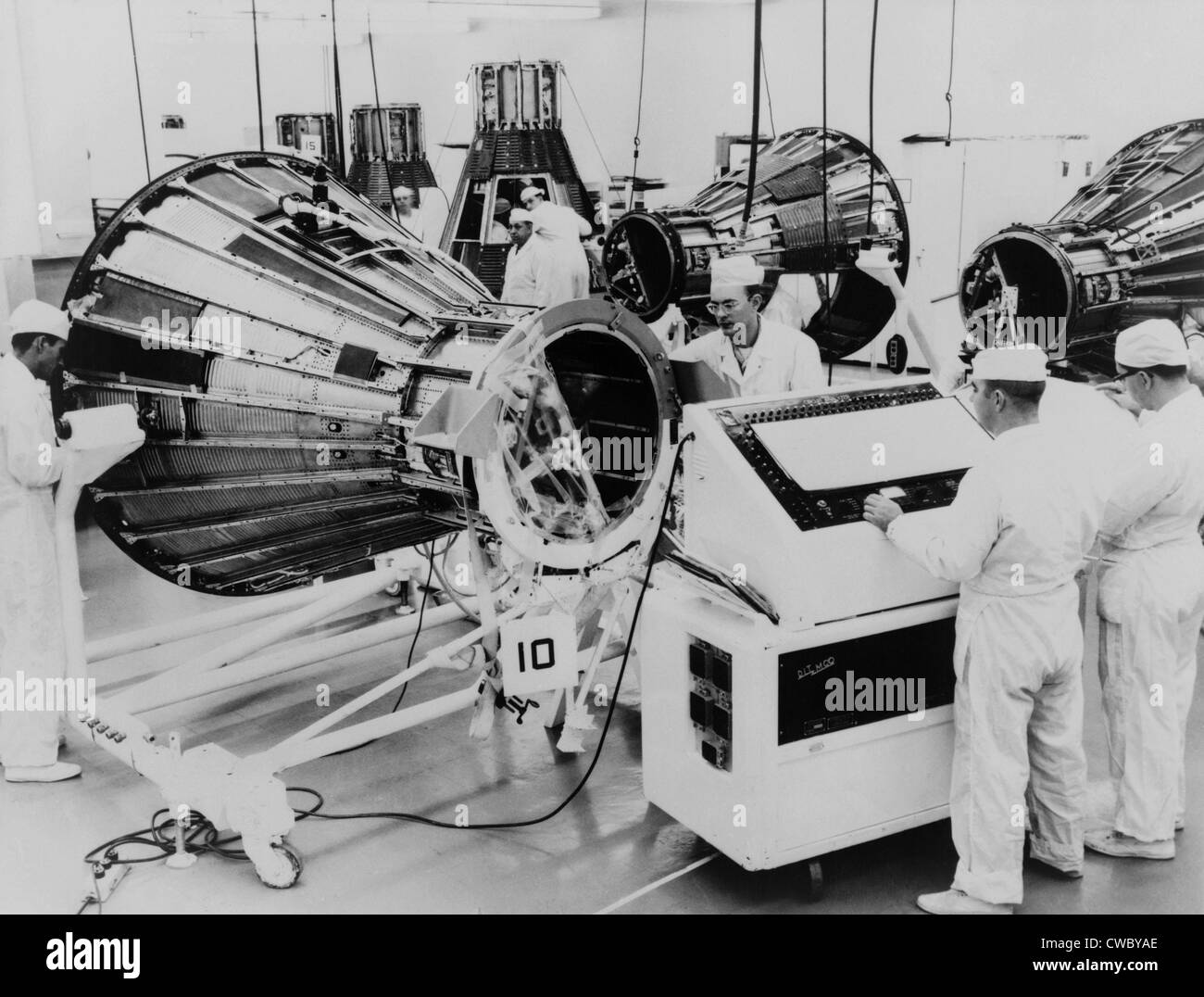 Arbeiter montieren Projekt Mercury Raumkapseln für amerikanische Astronauten auf McDonell Aircraft Corporation, St. Louis, Missouri Stockfoto