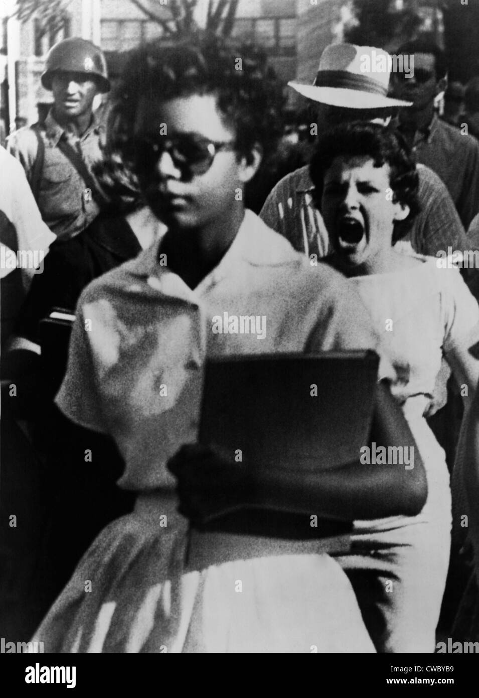 Elizabeth Eckford, einer der neun afroamerikanischen Studenten eingeschrieben in Little Rock Central High ist am ersten Tag belästigt Stockfoto