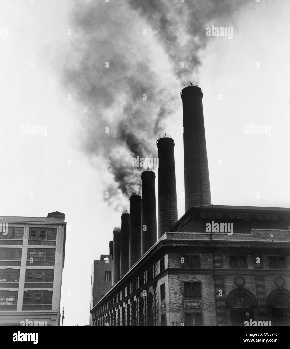 Im Februar 1951 vom Stapel des Werks in New York City Board of Transportation spuckt Rauch. Stockfoto