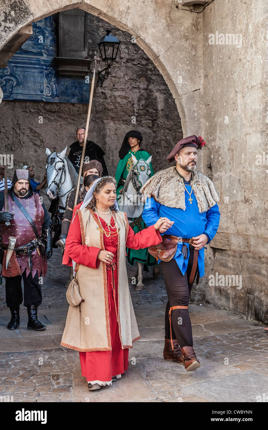 Herr und Dame in einer Renactment von einem Mittelalterfest in Óbidos, Portugal. Stockfoto Herr und Dame in einer Renactment von einem Mittelalterfest in Óbidos, Portugal. Stockfoto