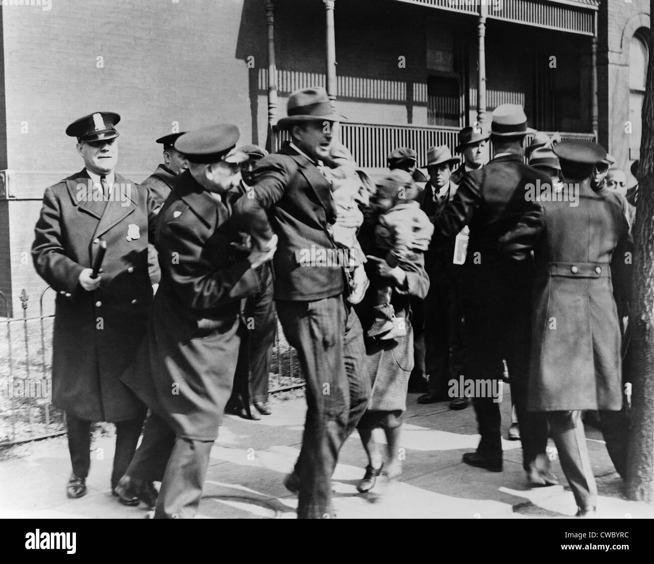 Washington D.C. Polizei verhaftet einen Mann mit Kind wie andere Aussehen während einer Depression-Ära-Protestaktion der Arbeitslosen auf. 1933. Stockfoto