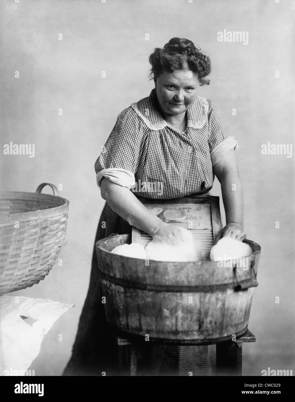 Frau Wäsche im Holzbottich und Metall Waschbrett, ca. 1905. Stockfoto