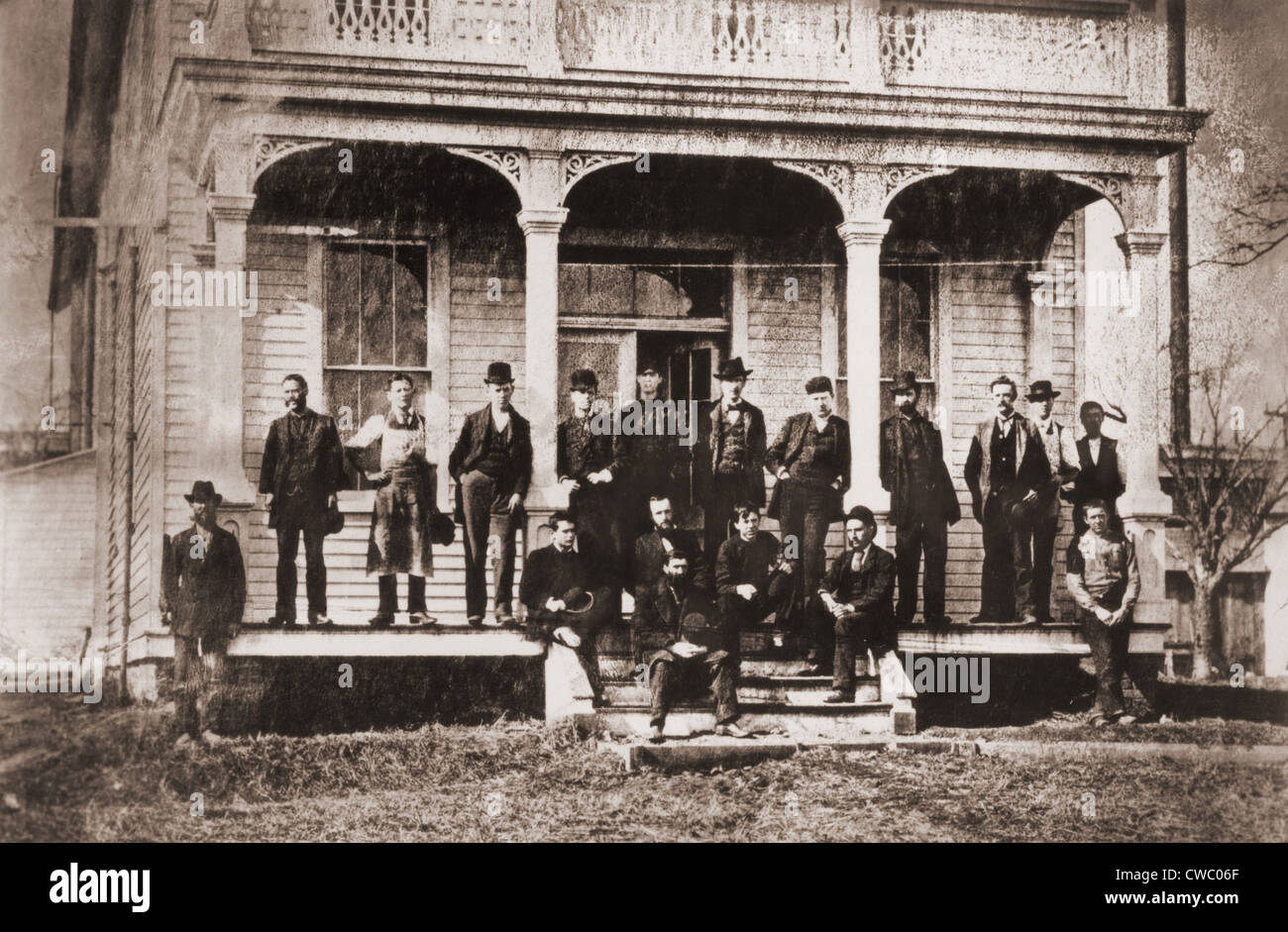 Thomas Edison mit den Ingenieuren und Technikern seiner Menlo Mark-Werkstatt. Edison ist unter dem zentralen Bogen gelehnt Stockfoto