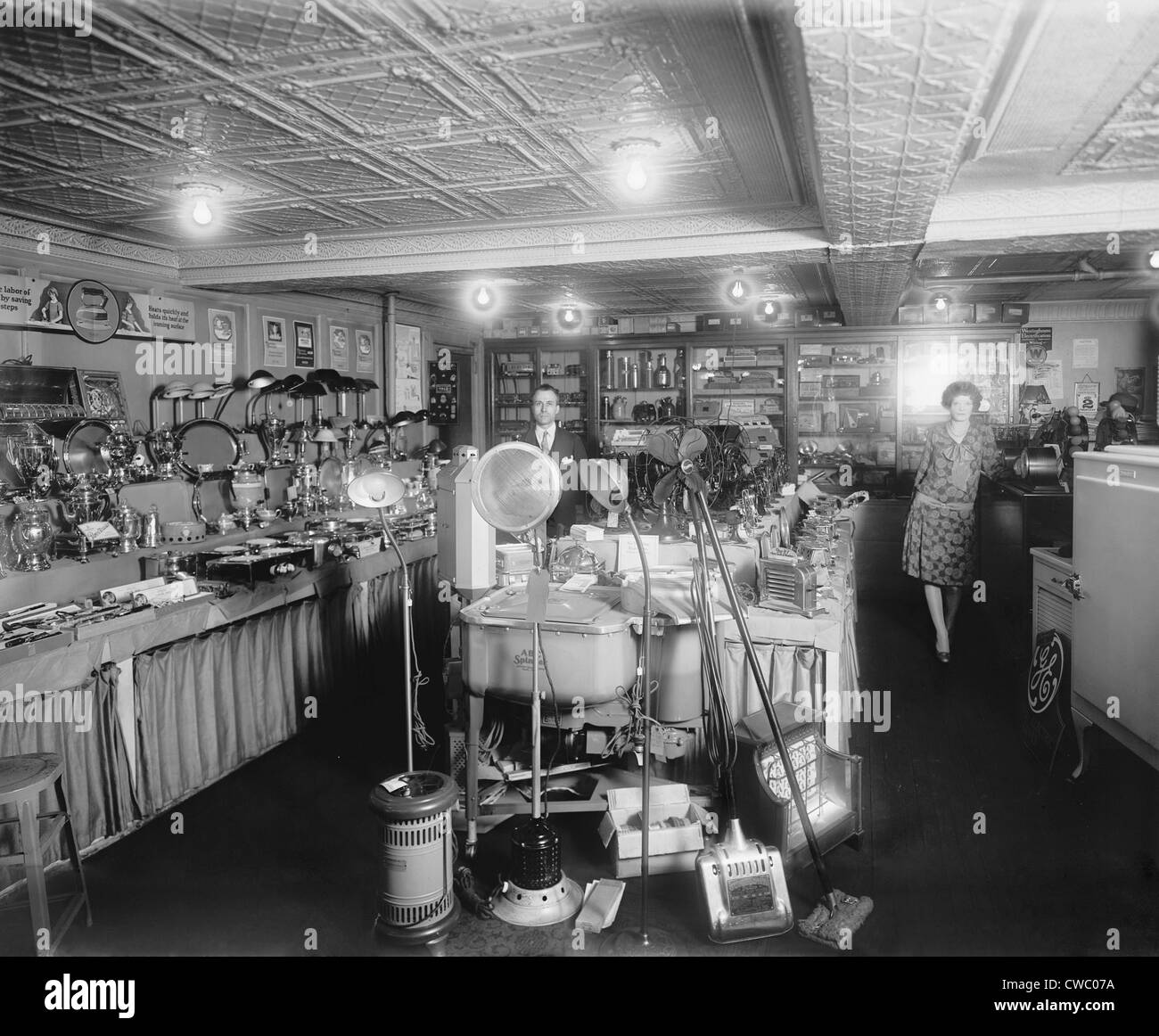 20er Jahre Showroom von Schneider Electric Store in Washington, D.C. Zählen die elektrischen Verbraucherprodukte auf dem Display: Lampen, Stockfoto