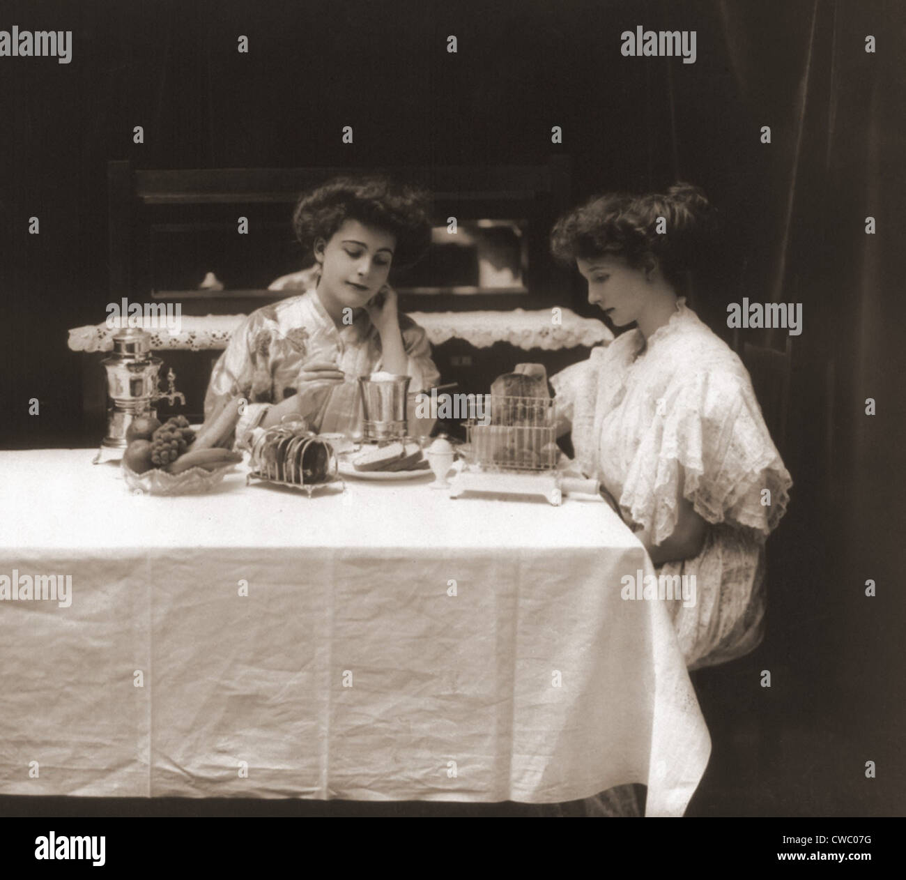 General Electric Werbefotografie von Frauen mit Elektrogeräte, Toaster, Kaffeemaschine und Ei Wilderer. Ca. 1908 Stockfoto