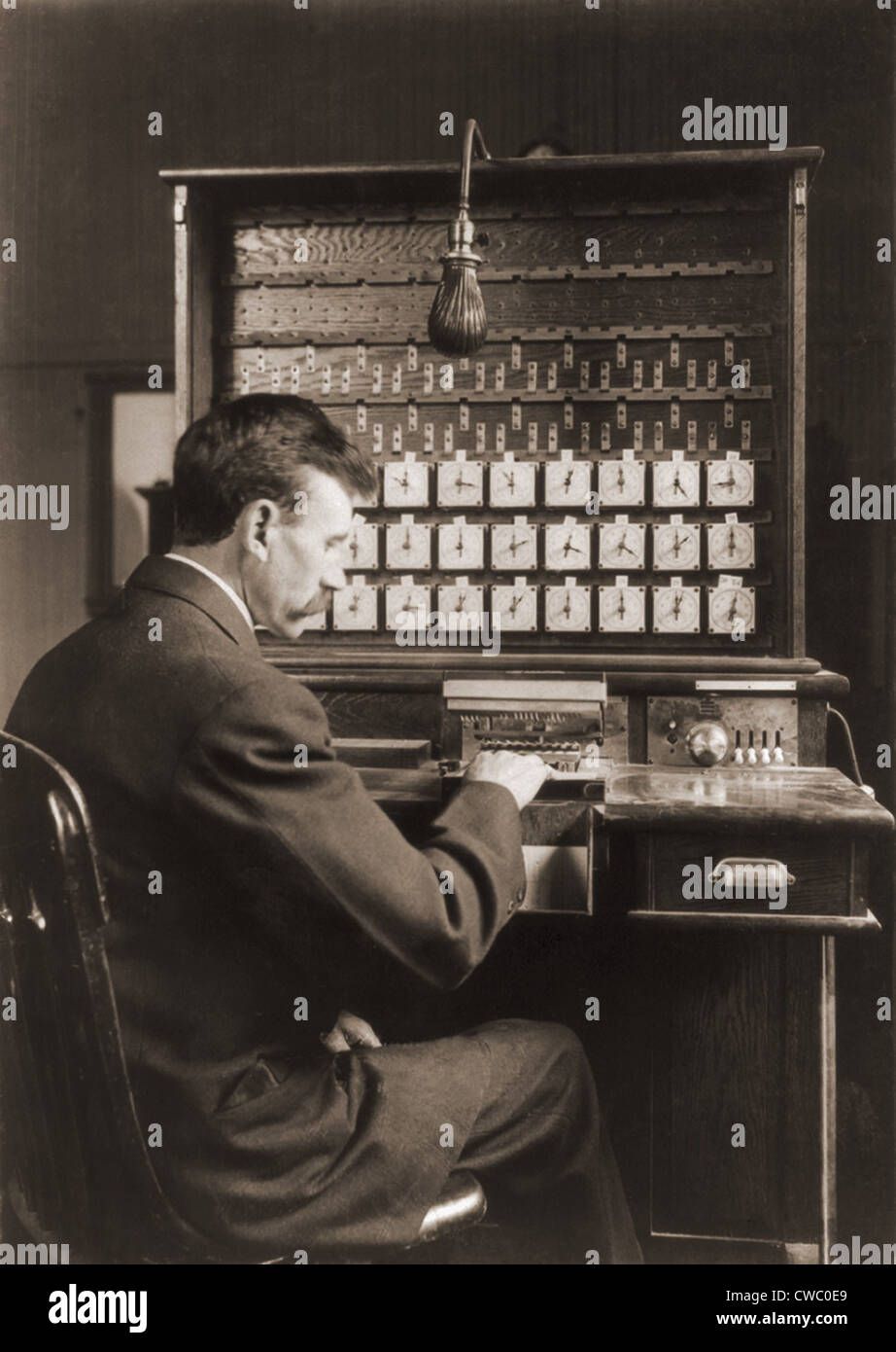 Mann, der arbeitet mit Lochkarten in einem frühen Strickwarenfabrik Maschine an das U.S. Census Bureau, ca. 1908. Stockfoto