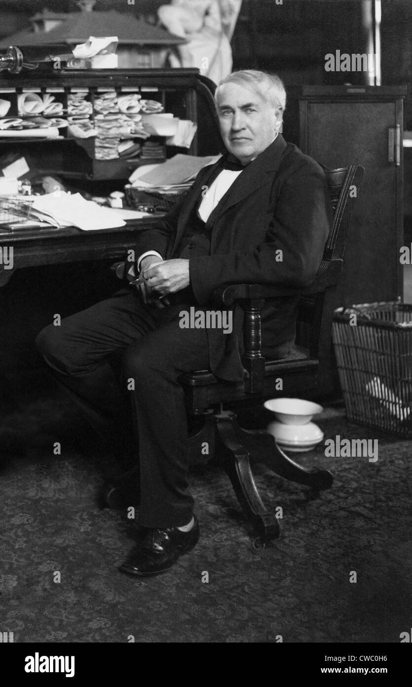 Edison (1847-1931) an seinem Schreibtisch in seiner West Orange, New Jersey, Labor, ca. 1913. Stockfoto