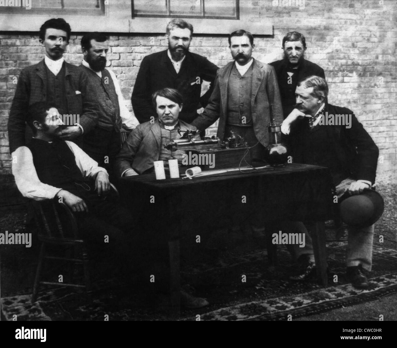 Edison und seine Mitarbeiter Ingenieure/Erfinder, ihre Wachs-Aufnahme-Phonographen. Porträt zeigt, dass Edison im sitzen Stockfoto