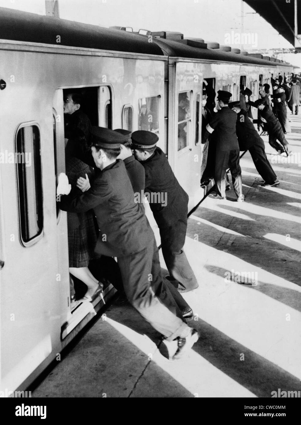 Japanische Studenten als uniformierte "Drücker" Pauken Tokio Pendler in Eisenbahn-Personenwagen eingesetzt. 1962. Stockfoto