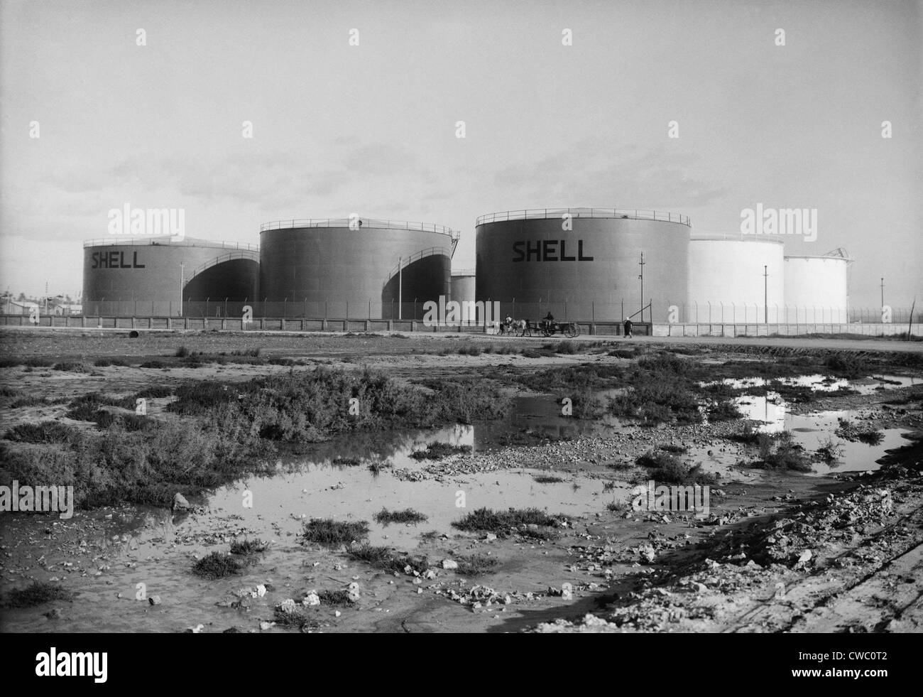 "Shell" Öl-Tanks in der Nähe von Haifa, Palästina. Ca. 1934-39. Stockfoto