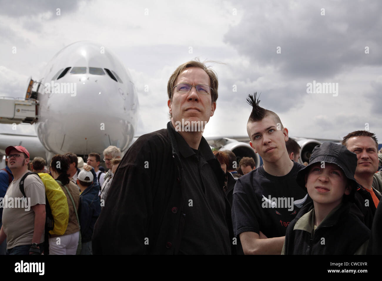 Vater mit Söhnen und Airbus A380 auf der ILA Stockfoto