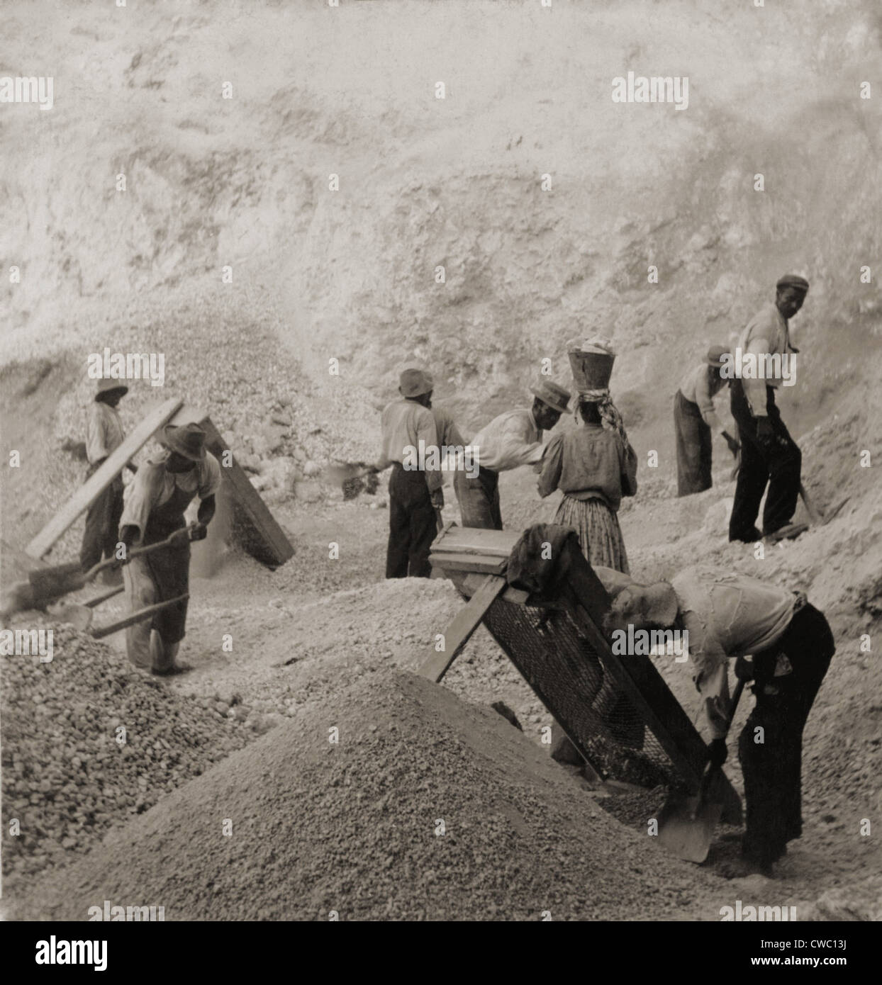 Afro-karibischen Arbeiter, darunter eine Frau, in den Steinbrüchen, Jamaika im Jahr 1900. Stockfoto