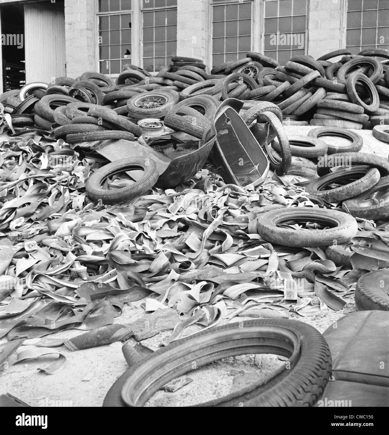 Gummireifen versammelt, um im August 1941 recycelt werden. Dem zweiten Weltkrieg reduziert Kautschuk Einfuhren und gestiegene Nachfrage, wodurch Kautschuk Stockfoto