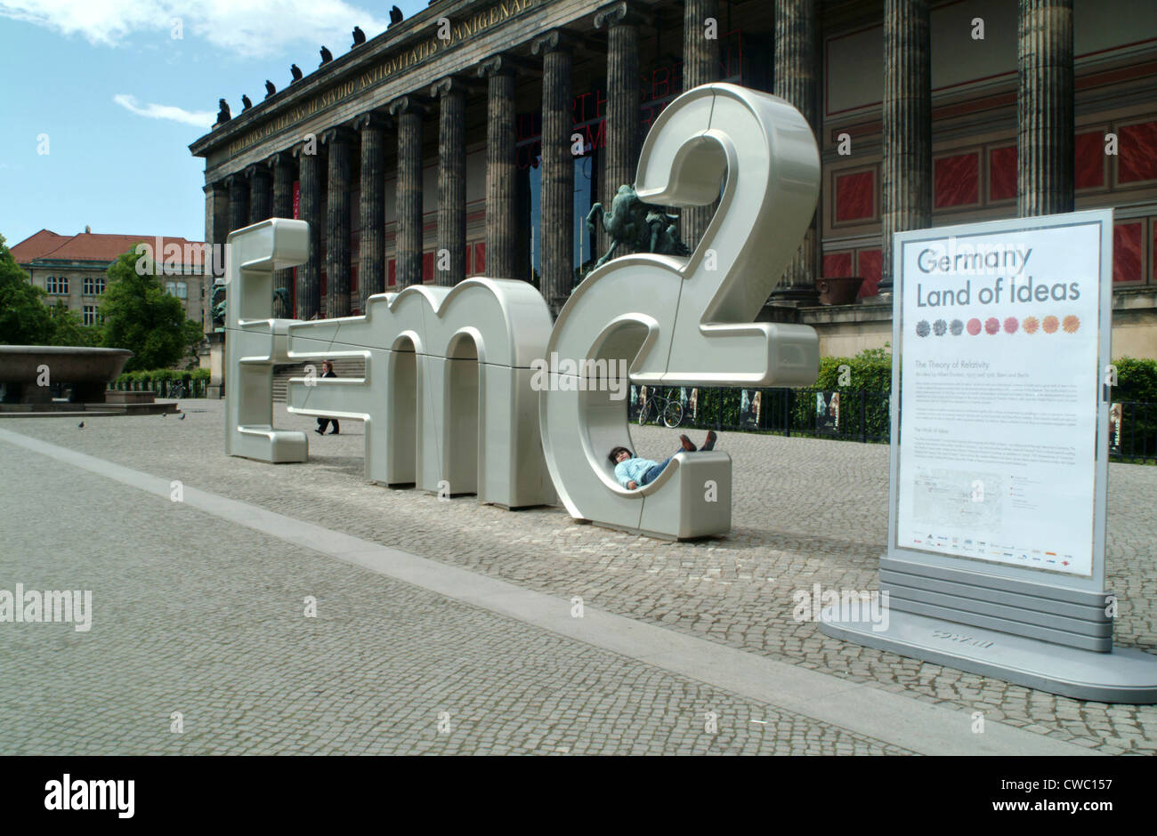 Berlin, Formel der Relativitätstheorie als Installation im Rahmen des Projektes Walk of Ideas Stockfoto