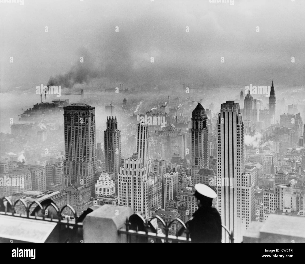 New York City unter Smog wenn Wetterbedingungen Rauch Dispergieren verhindert. Südost-Ansicht vom Empire State Building Stockfoto