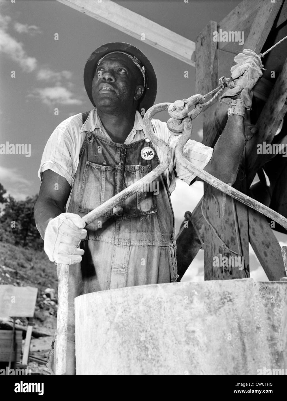 African American Bauarbeiter am Douglas Damm auf dem French Broad River, eines der Tennessee Valley Authority-Öffentlichkeit Stockfoto