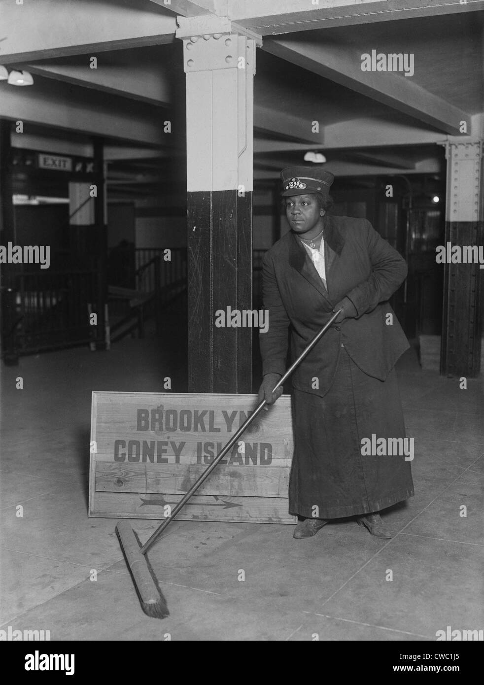 Afroamerikanische Frau Porter in der New York City Subway pauschal eine u-Bahnstation. Ca. 1910. Stockfoto