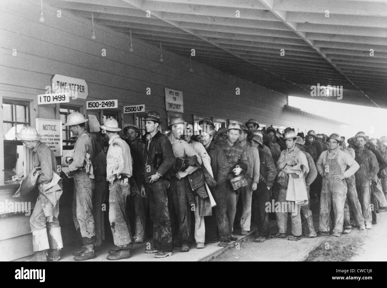 Bauarbeiter aufgereiht am Zahltag am Shasta-Damm, ein New-Deal-Tiefbau-Projekt. 1940-Foto von Russell Lee. Stockfoto