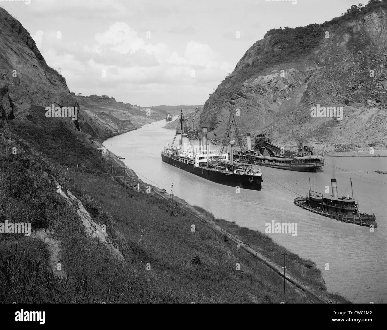 Boote bewegen sich durch den Panama-Kanal am Culebra Schnitt (Gaillard Schnitt), die die kontinentale Wasserscheide durchquert. Mitte rechts ist ein Stockfoto