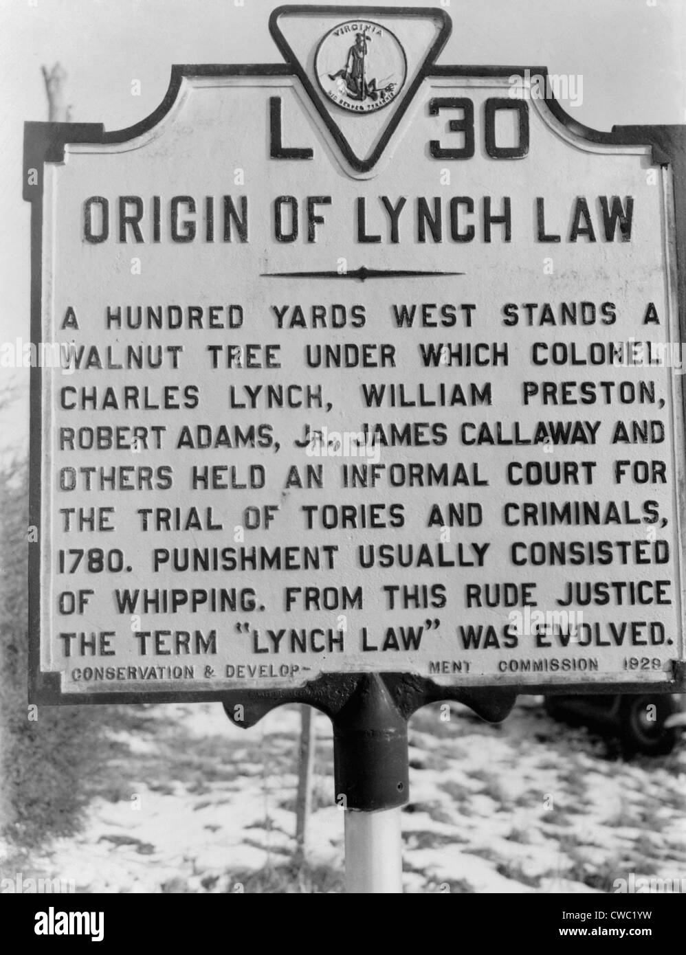 Historische Straße Marker in Virginia liest hundert Yards Westen steht ein Walnussbaum unter dem Oberst Charles Lynch... und Stockfoto