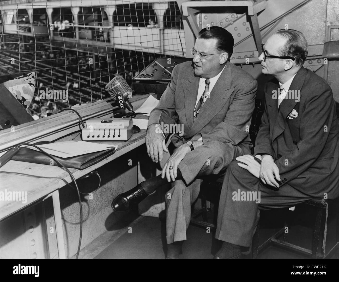 Walter O'Malley 1903-1979 Inhaber der Brooklyn Dodgers in der Presse-Box im Ebbets Field Abo TV diskutieren und Stockfoto