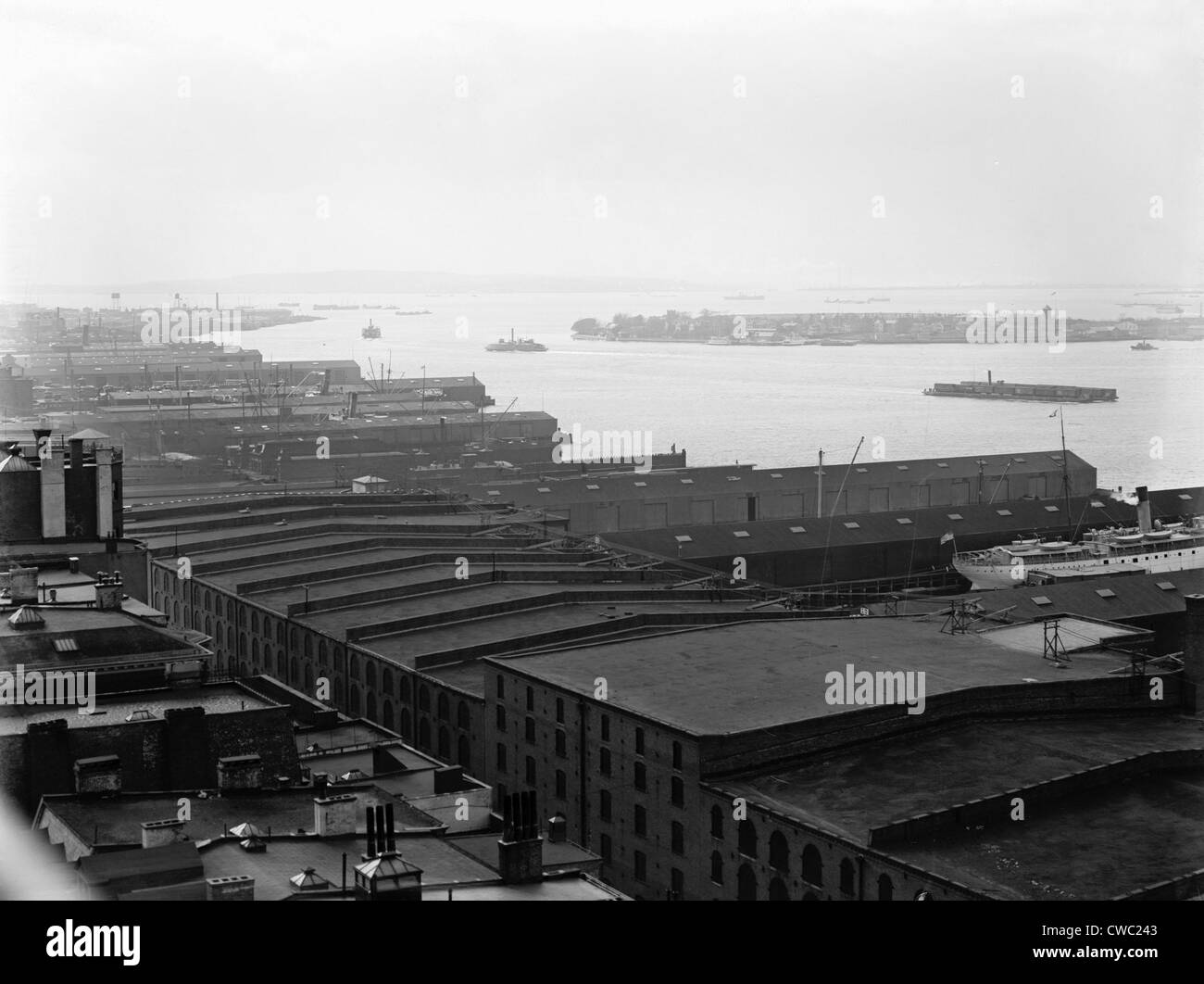 Lagerhäuser säumen die Brooklyn Ufer von New York Harbor. Ansicht Süd umfasst Governors Island in der Mitte des Boden und Staten Stockfoto