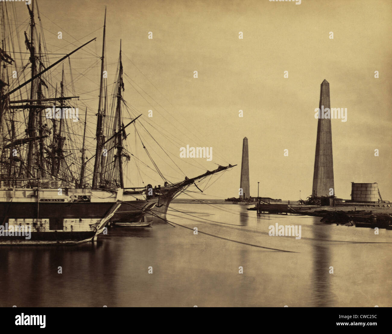 Obelisken am Ufer und Schiffe am Eingang Port Said, Suez-Kanal. 1860-Foto von Francis Frith. LC-DIG-Ppmsca-04472 Stockfoto