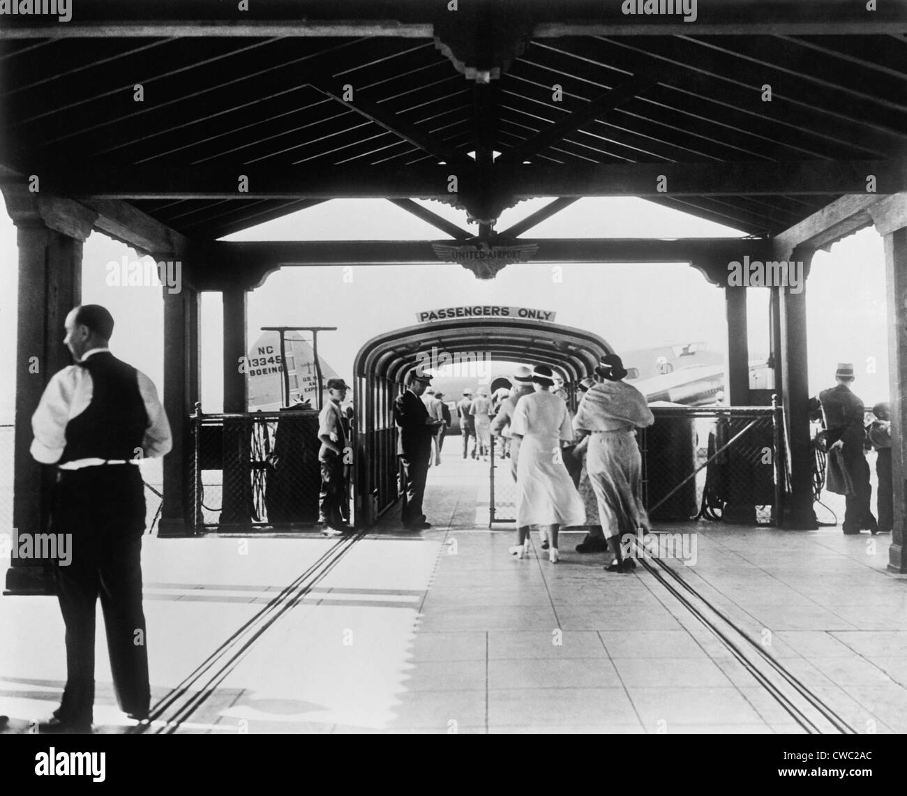 Passagiere begeben Sie sich in Washington D.C. Area Flughafen in den 1930er Jahren. LC-DIG-Hec-14557 Stockfoto