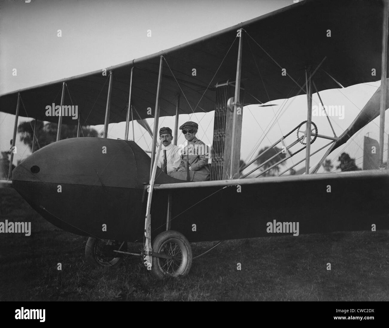 Orville Wright 1871-1948 und seine Schwester Katharine an Bord der Wright Modell HS-Flugzeug im Jahr 1915 im Jahr verkaufte er die WRIGHT Stockfoto