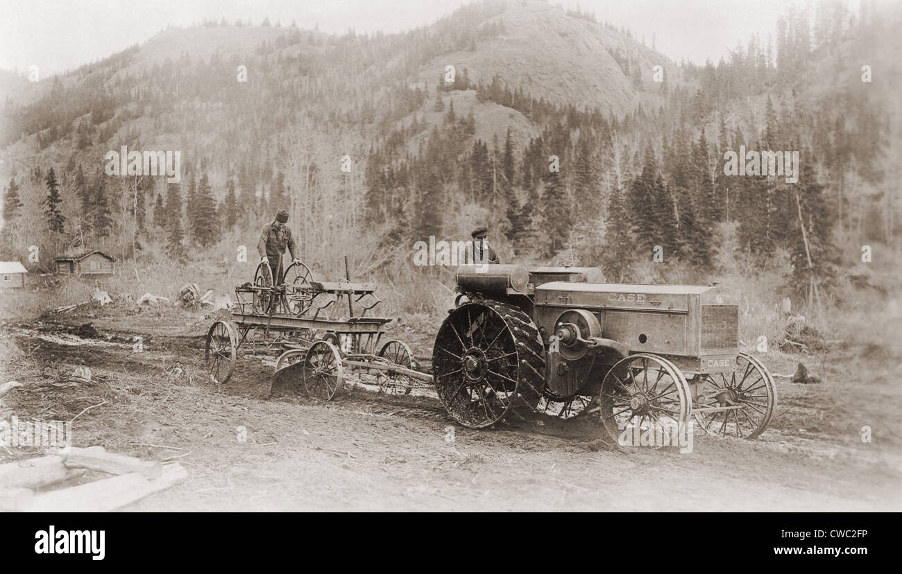 Road Grader, gezogen von einem Stahl Rad Traktor in Alaskas Tanana Valley im Jahre 1916. LC-DIG-Ppmsc-01974 Stockfoto