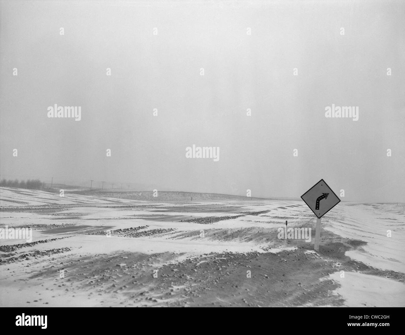 U.S. Highway 12 durch Schnee verdeckt driftet in der Nähe von Hettinger North Dakota. Februar 1942. LC-USF34-064597-D Stockfoto
