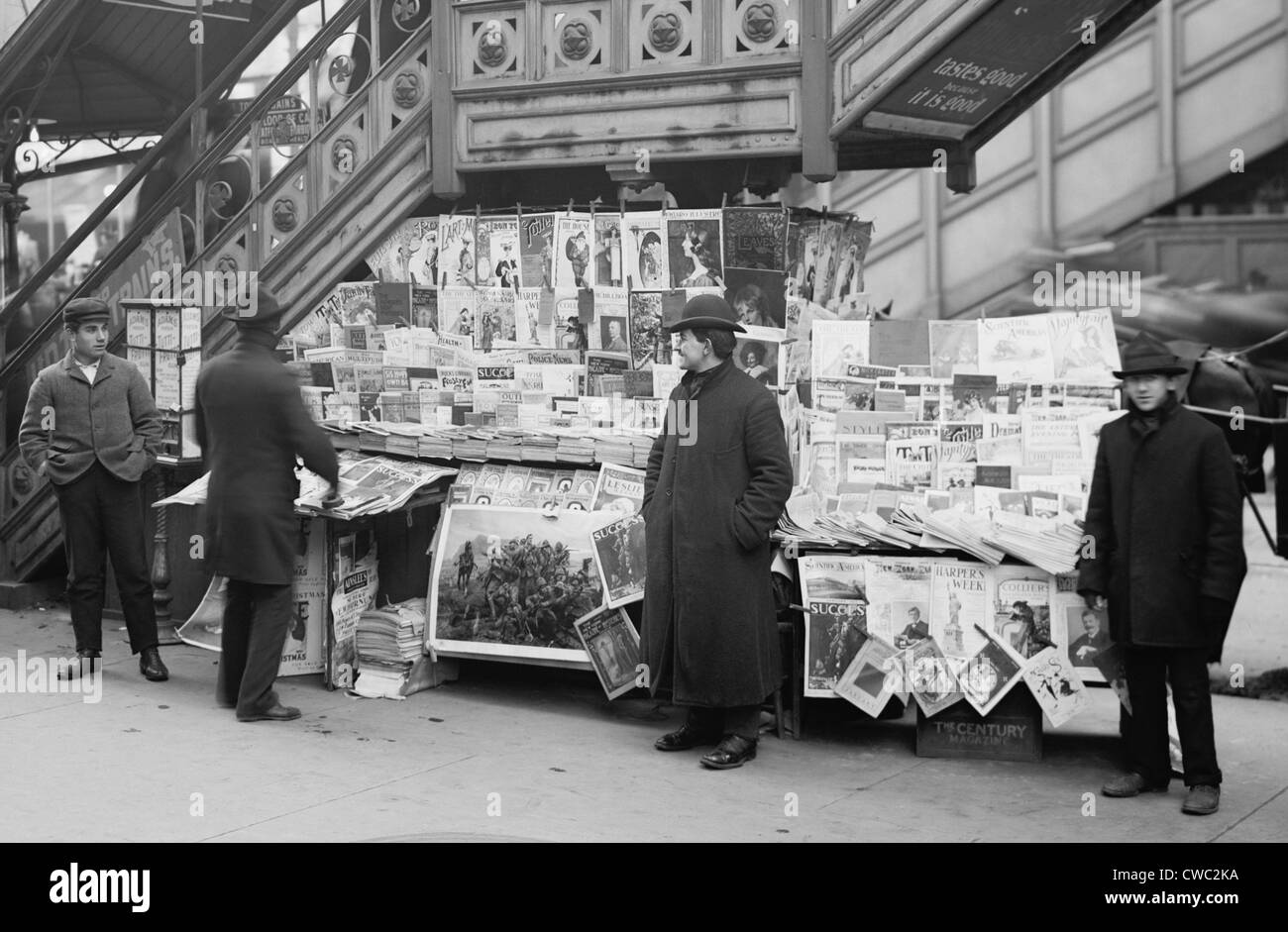 Ein Bürgersteig Zeitschriftenstand in New York City mit einer reichen Auswahl an Zeitschriften veröffentlicht an der Wende des Jahrhunderts. Unter der Stockfoto