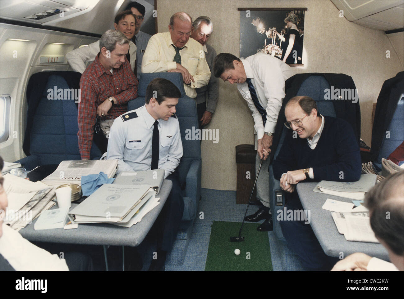 Präsident Reagan setzen einen Golfball rund um Air Force One Flug nach Genf Gipfel mit der Sowjetunion Gorbatschow. Stehen Stockfoto