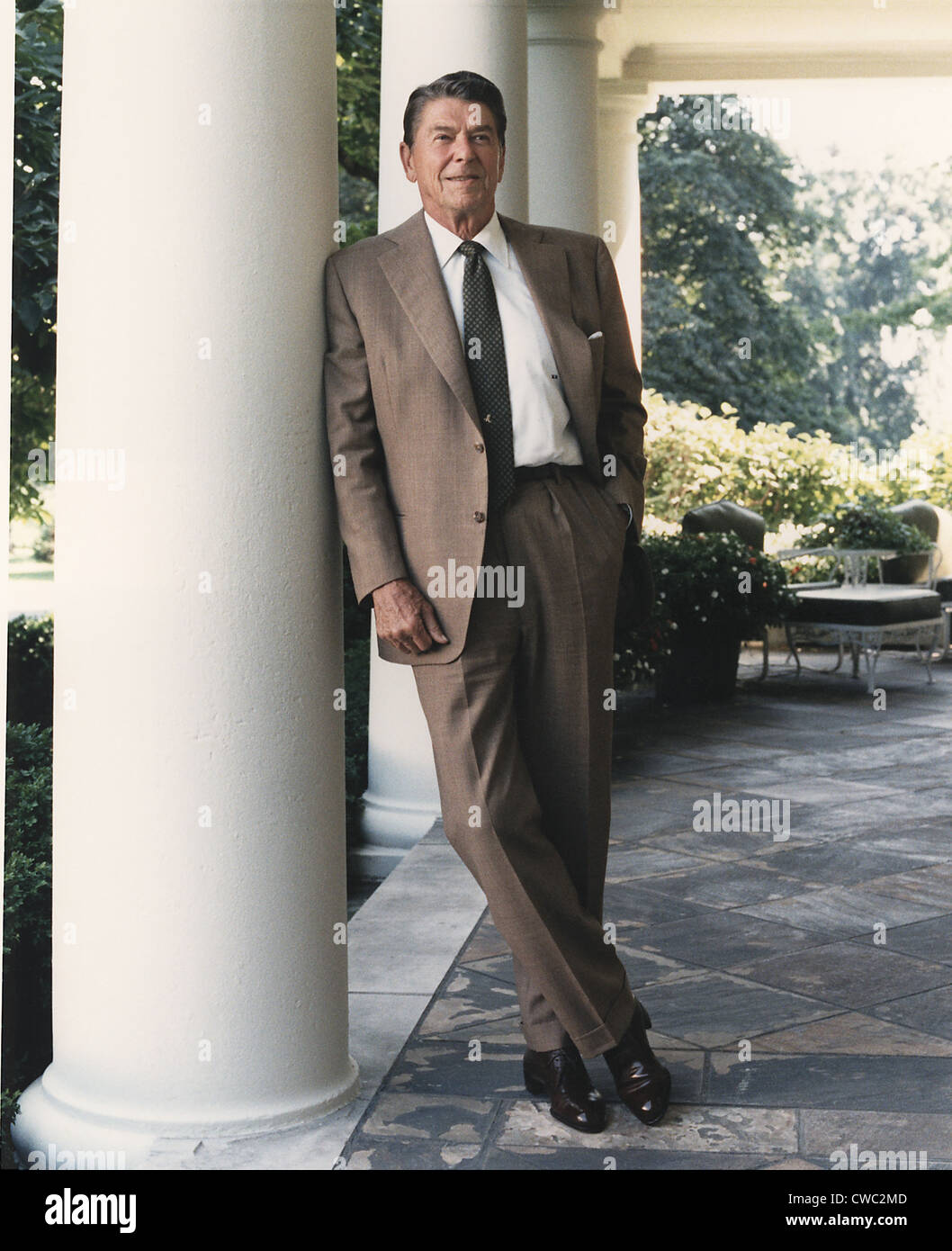 Präsident Reagan im Weißen Haus Kolonnade. 17. August 1984. PO-USP-Reagan NA-12-0065 M Stockfoto
