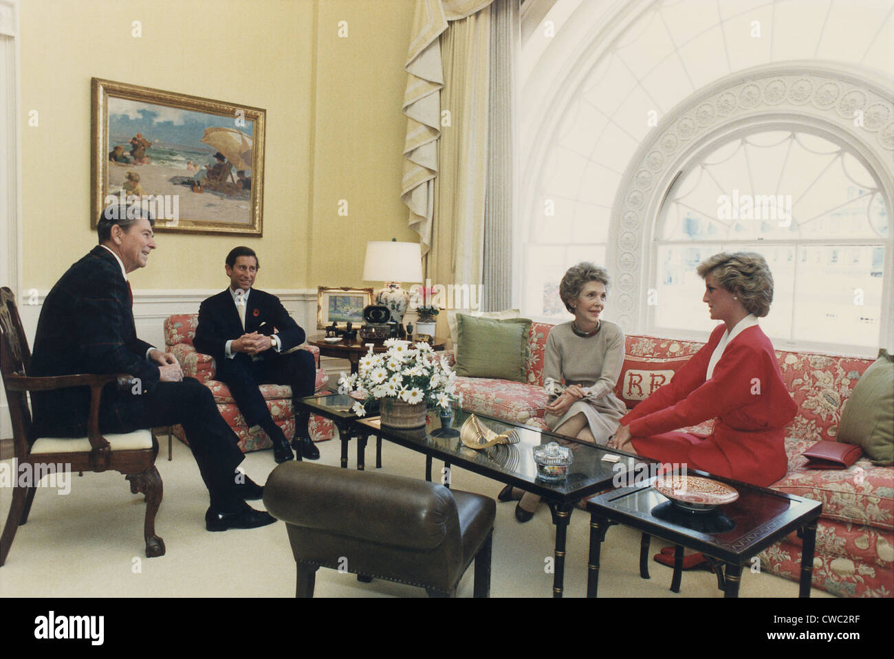 Präsident und Nancy Reagan mit Tee mit Prinz Charles und Prinzessin Diana in der White House Residence. 9. November 1985. Stockfoto