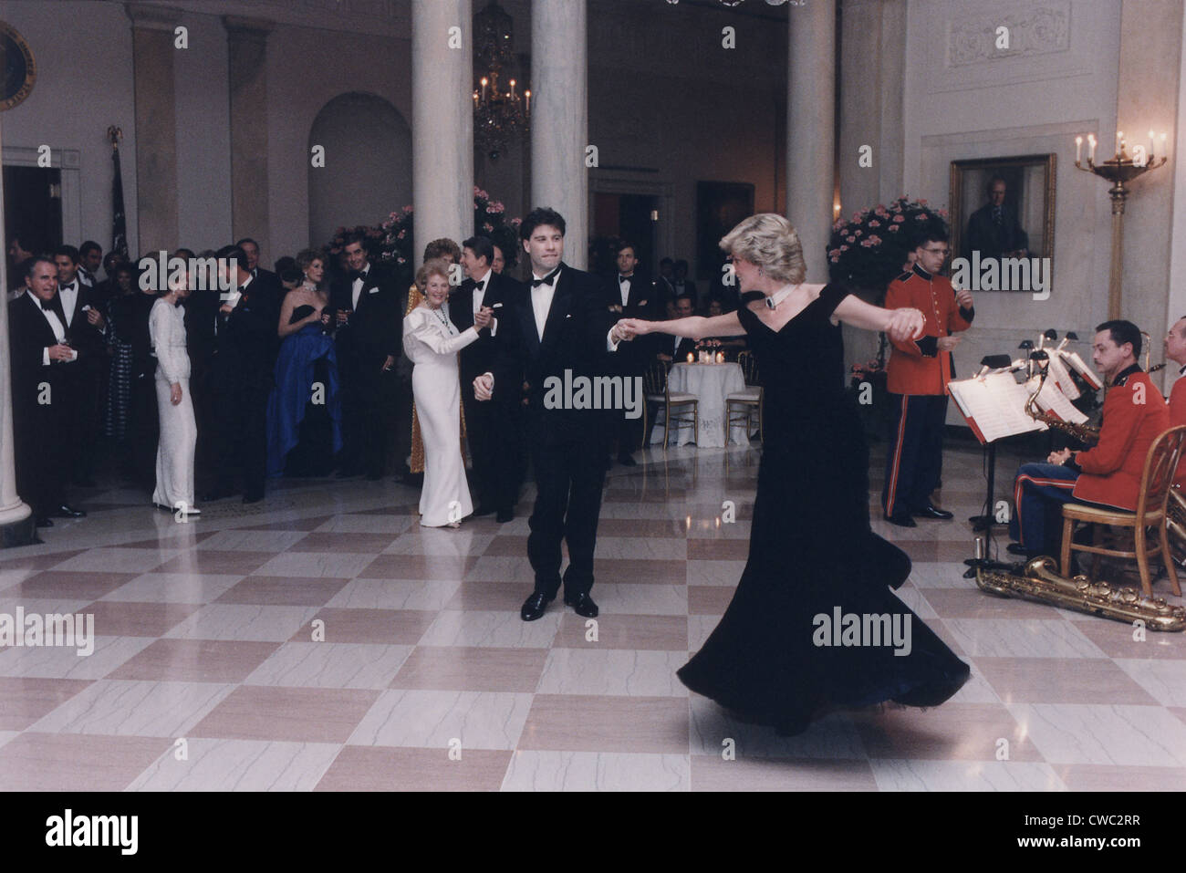 Prinzessin Diana tanzen mit John Travolta nach einem weißen Haus Abendessen für der Prinz und die Prinzessin von Wales. 9. November 1985. Stockfoto