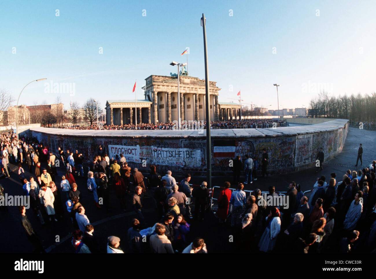 Menschenmassen drängen sich rund um das Brandenburger Tor nach der Struktur offizielle Eröffnung am 22. Dezember 1989. (BSLOC 2011 3 52) Stockfoto