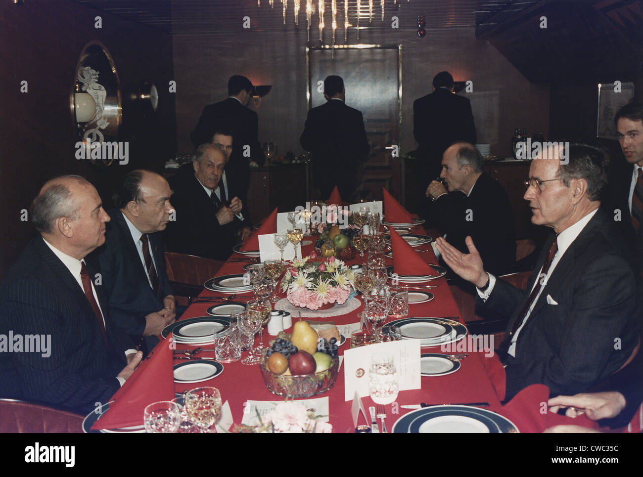 Präsidenten George Bush hat Mittagessen mit Mikhail Gorbachev an Bord des sowjetischen Kreuzfahrtschiffes "Maxim Gorky" während des Gipfels von Malta. Stockfoto Präsidenten George Bush hat Mittagessen mit Mikhail Gorbachev an Bord des sowjetischen Kreuzfahrtschiffes "Maxim Gorky" während des Gipfels von Malta. Stockfoto