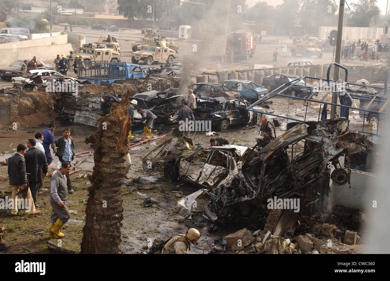Zerstörung durch eine Autobombe detoniert außerhalb einer irakischen Polizeistation in der Nähe von Al-Rasheed Hotel in Bagdad Irak am 4. Dezember Stockfoto