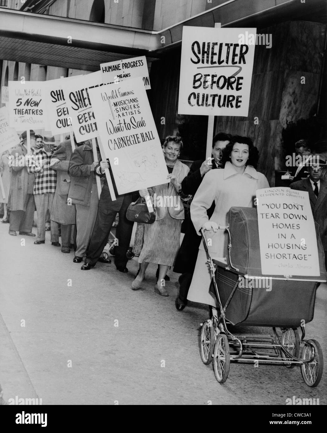 Führende Frauen Frau Ellan Levitt Streikposten Protestierenden vorgeschlagene Zerstörung ihrer Nachbarschaft Lincoln Square in New York City Stockfoto