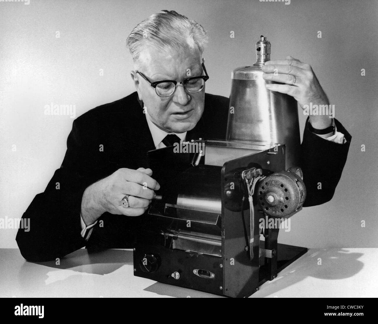 Chester Carlson 1906-1968 mit dem ersten Modell seiner Erfindung von 1938, das mehr als 20 Jahren in der Xerox-Kopierer entwickelt. Ca. Stockfoto