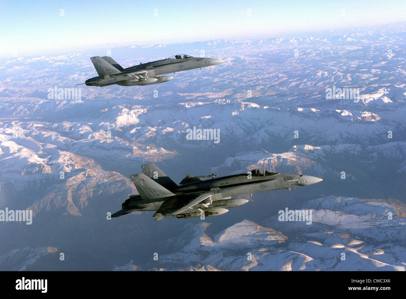 Zwei Marine f-18 Hornet Kämpfer patrouillieren am Himmel über bergige Landschaft Afghanistans in den ersten Monaten der USA Stockfoto